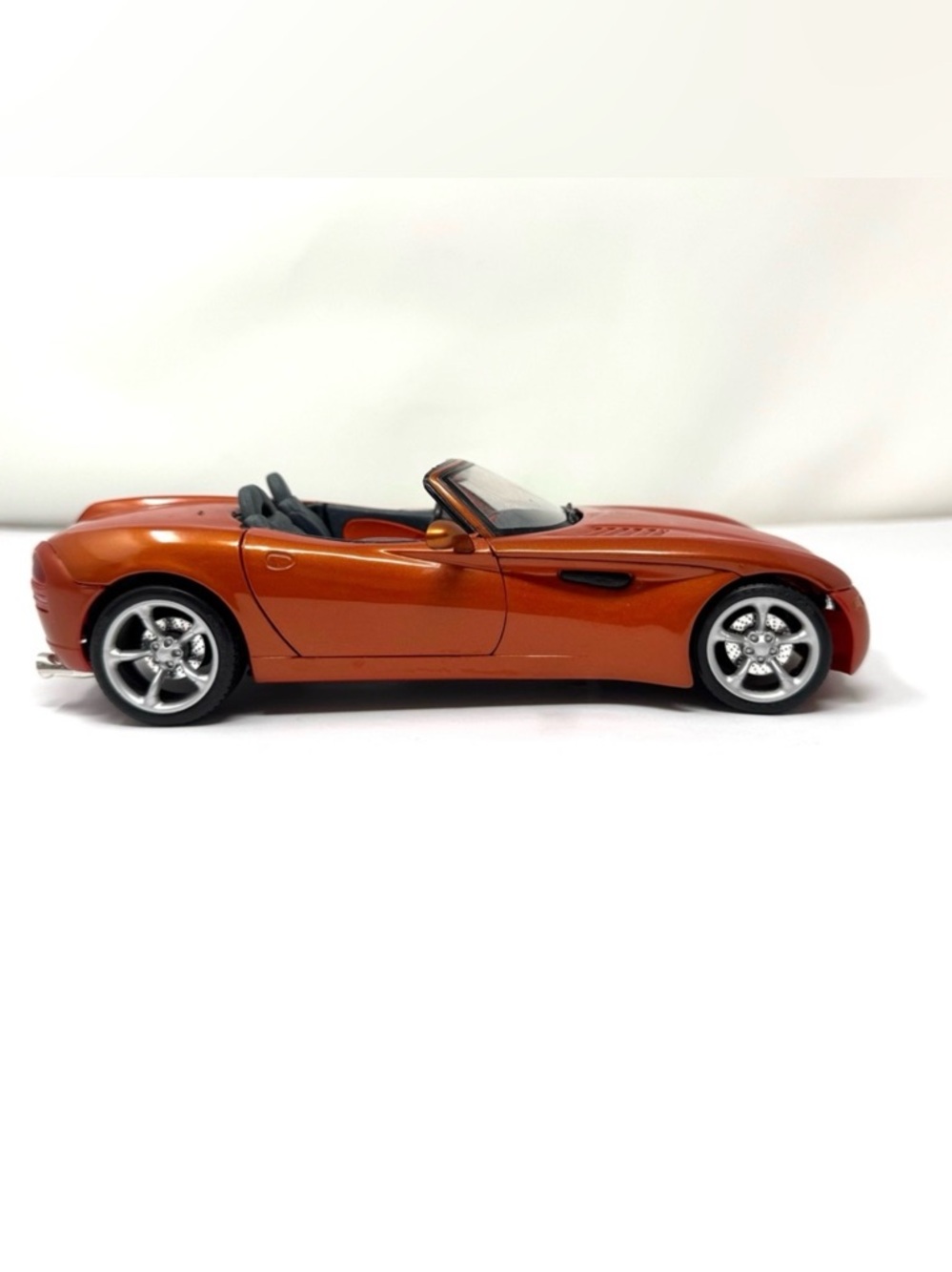 MAISTO metallic burnt orange Dodge scale 1/18